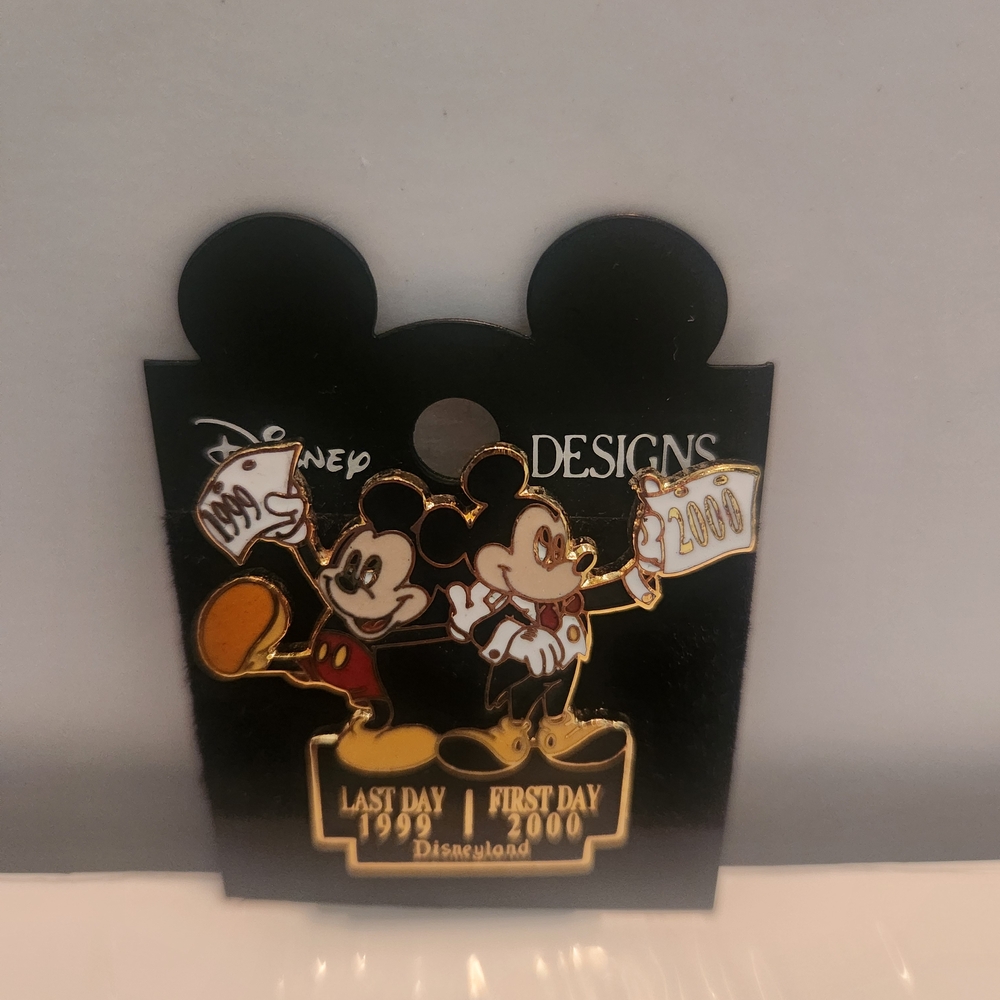 DISNEY DESIGNS - Mickey Mouse 2000 Commemorative Pin